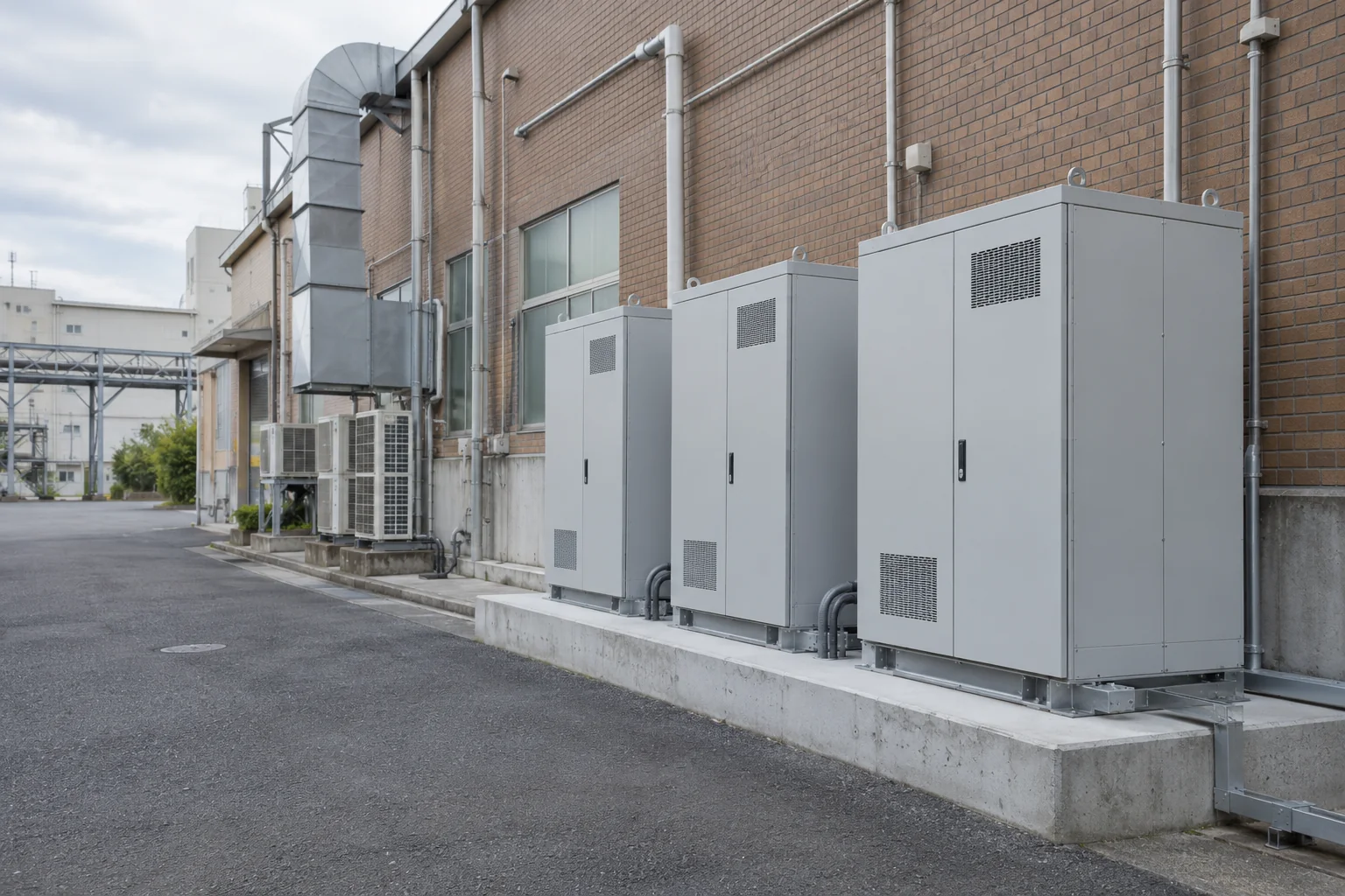 工場脇の産業用蓄電池設備のAI生成イメージ